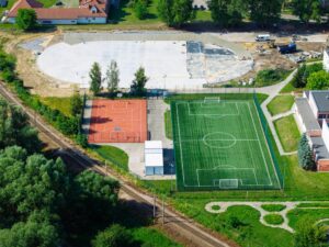 Kompleks sportowy przy Zespole Szkół nr 1 w Płocku podczas budowy