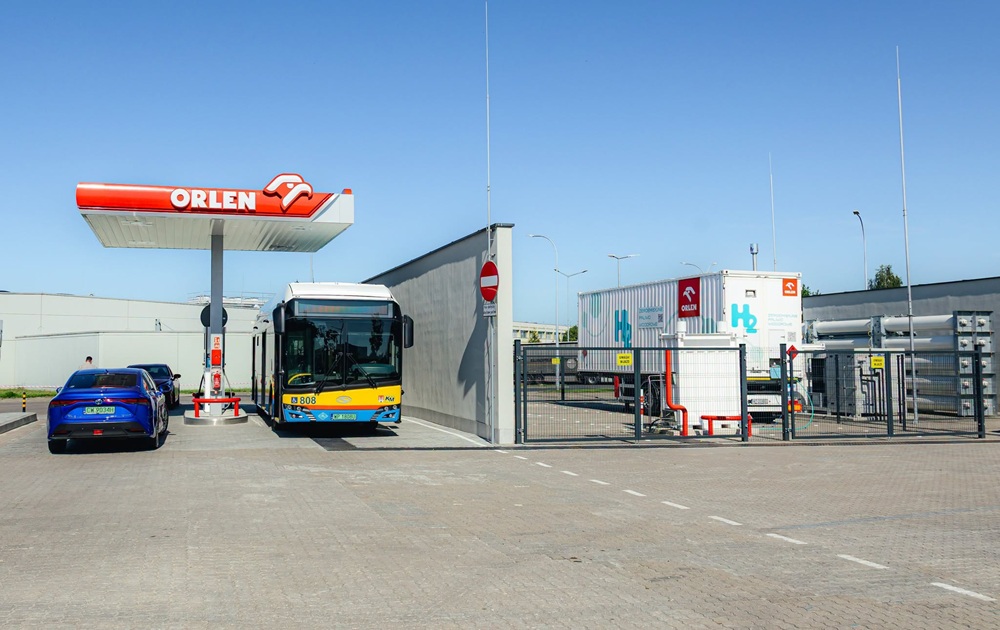 Autobusy wodorowe w Płocku podczas 300. tankowania na stacji ORLEN
